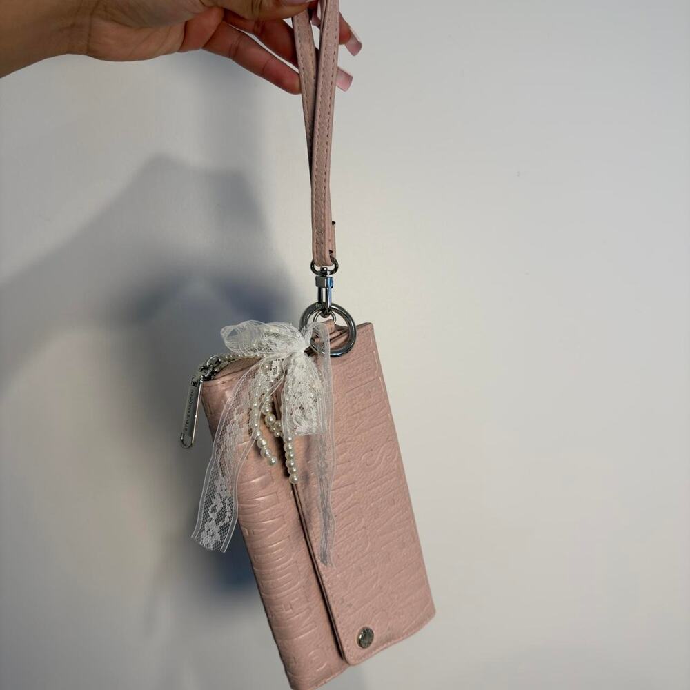 Steve madden pink wristlet comes